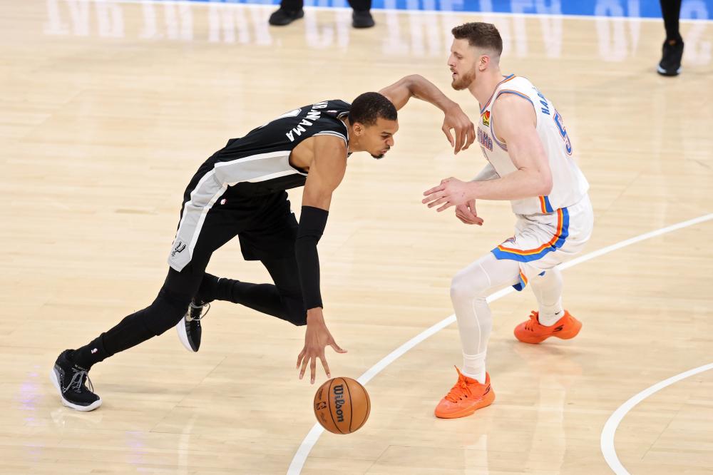 NBA常规赛焦点战一触即发火箭迎战马刺季后赛席位之争愈发白热化